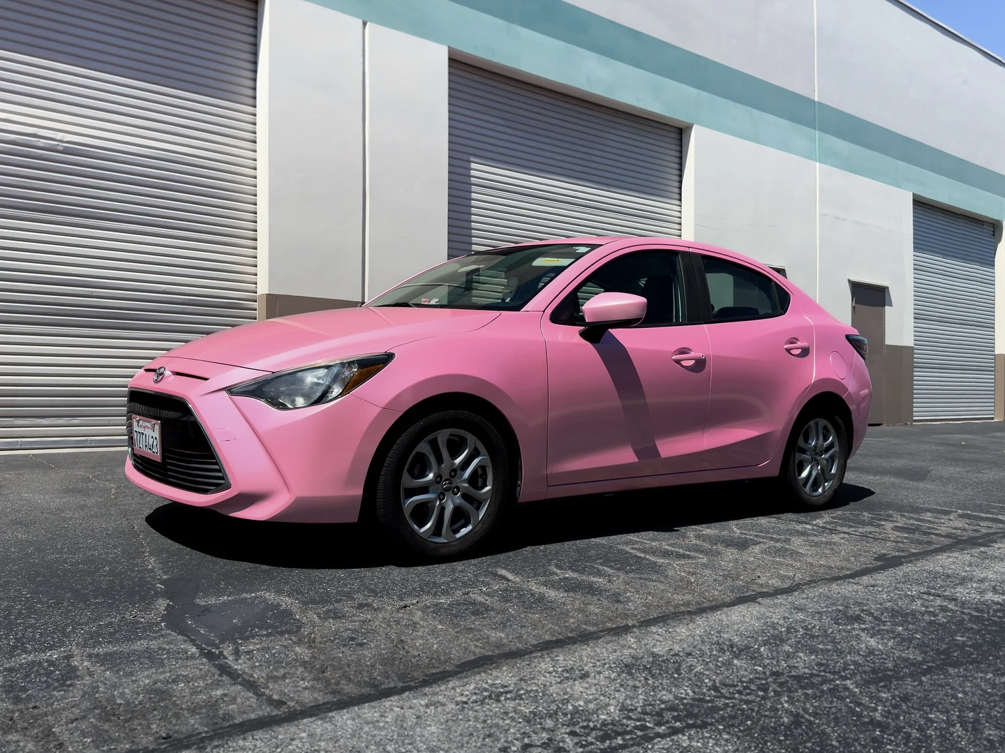 Toyota Yaris gloss pink wrap by Vaderwerks